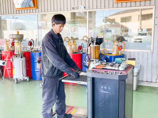 作業するピットクルー