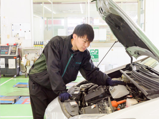 作業するピットクルー