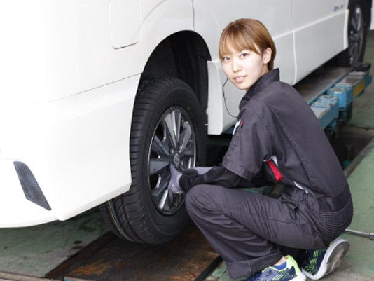 作業するピットクルー